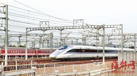 CRH380A動(dòng)車與老式火車并行進(jìn)出站，歷史與現(xiàn)代在此交融